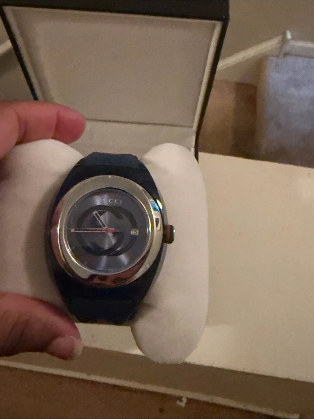Gucci Black Dial Men's Watch with Silver Bezel